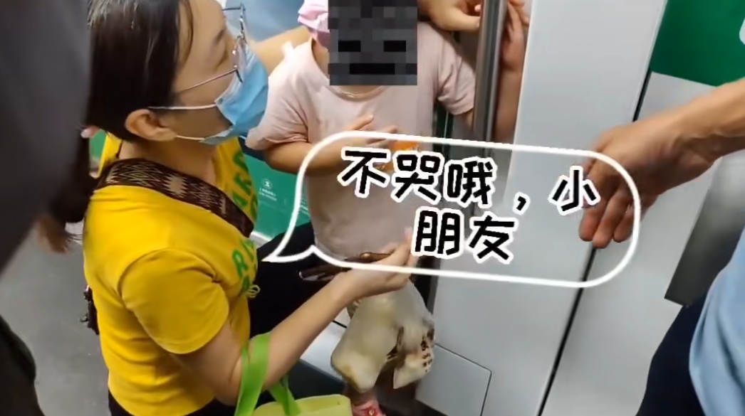 事发上海地铁，有人突然被卡进这个地方，疼到大哭