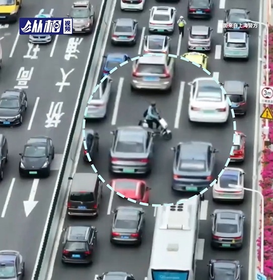 “小电驴”在上海高架行驶，被无人机发现后，驾驶员竟弃车逃逸