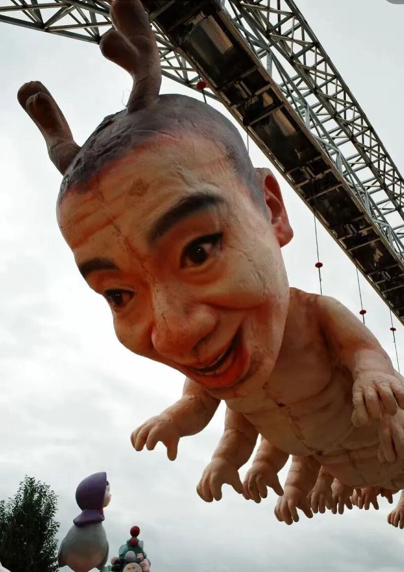 “人体蜈蚣、三面女孩”等被指画风诡异！景区回应