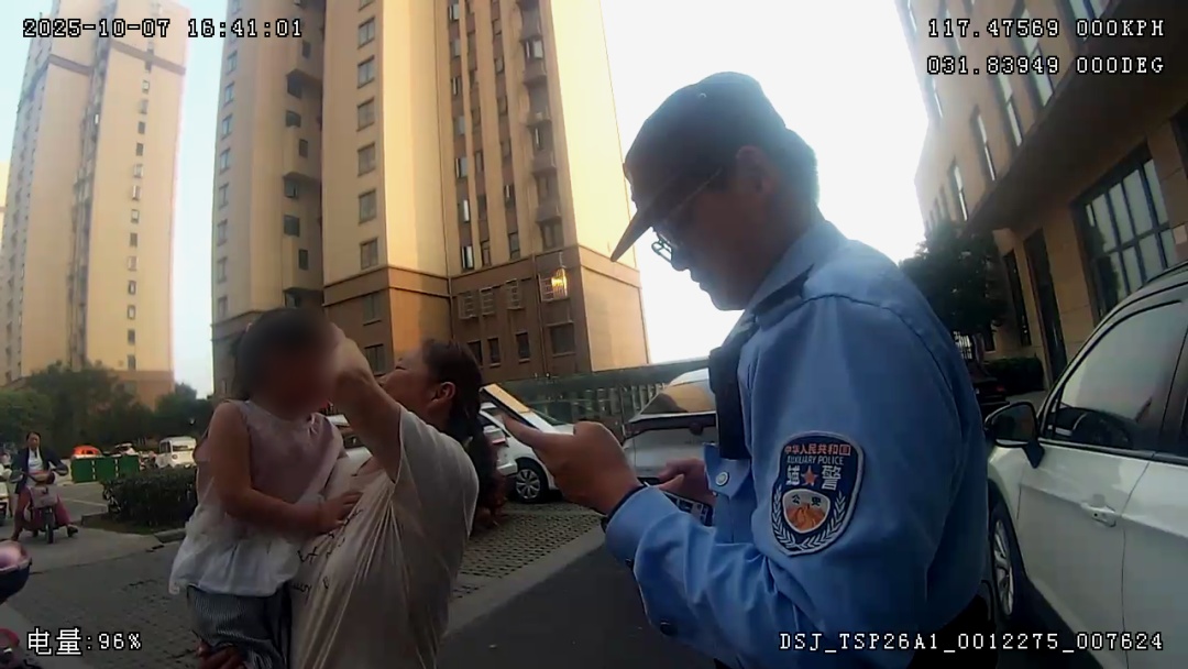 合肥陶大姐办事途中，当起“临时妈妈”