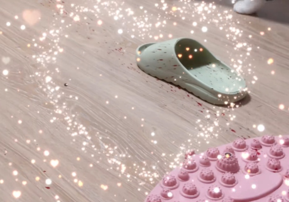 女子在家里突然脚底喷血！小心，这东西很多人在用