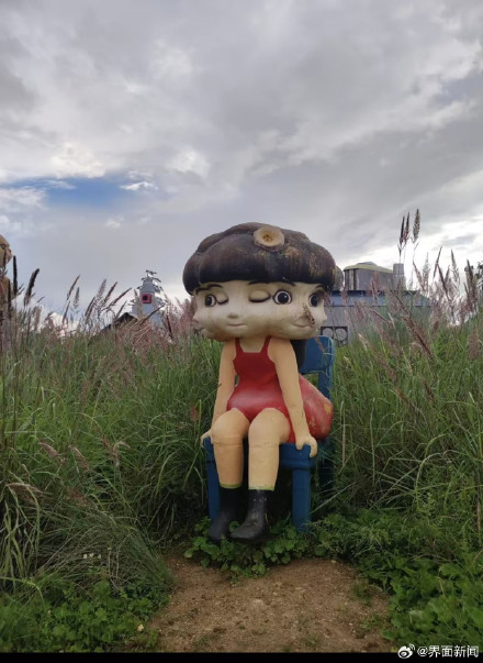 “人体蜈蚣”等雕塑造型引争议，丽江荒野之国景区致歉