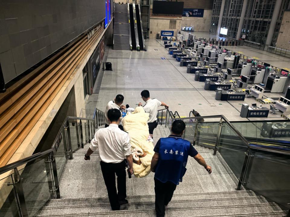 凌晨4点长沙南站孕妇突然分娩，高铁晚开6分钟守护新生儿诞生