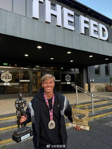 英国14岁男孩酷爱健身成肌肉男 11岁时130斤被称“健身天才” 英国14岁男孩酷爱健身成肌肉男 11岁时130斤被称“健身天才”