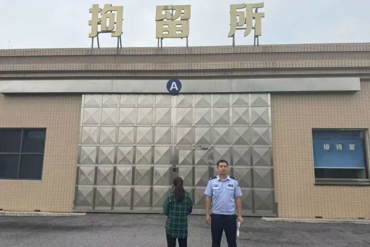 四川峨眉一女子捡到手机后“疯狂消费”，被依法行政拘留