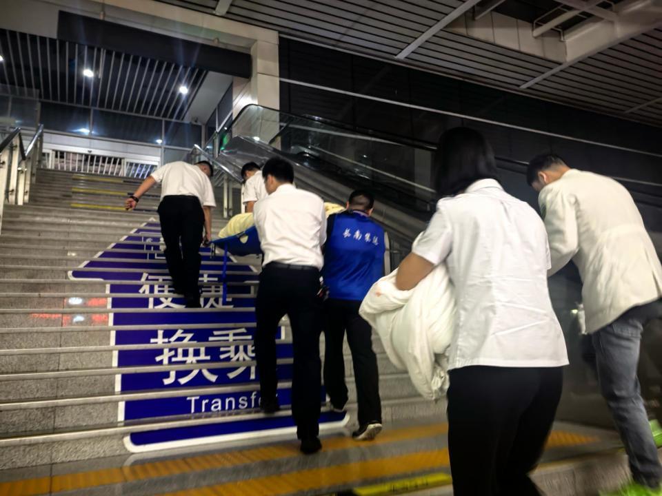 凌晨4点长沙南站孕妇突然分娩，高铁晚开6分钟守护新生儿诞生