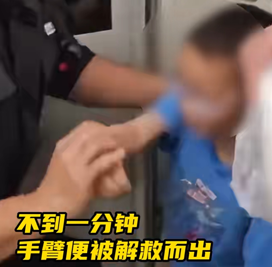 事发上海地铁，有人突然被卡进这个地方，疼到大哭