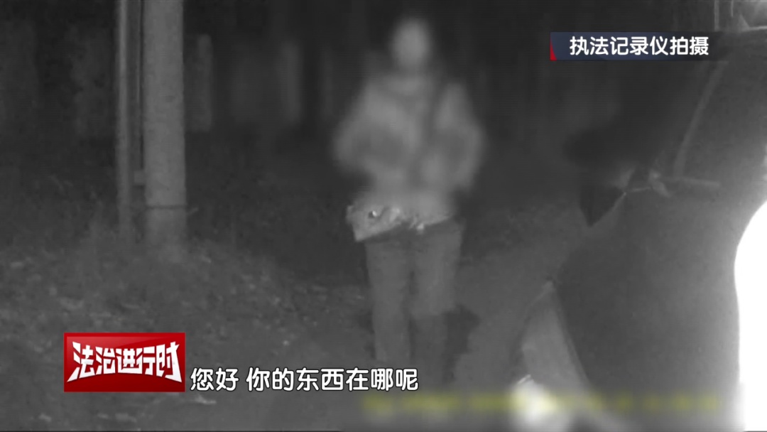70岁老人深更半夜埋现金，网约车司机报警！