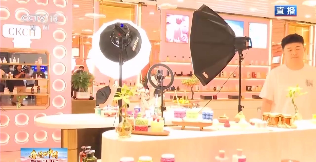 在义乌全球数贸中心玩转AI 扫一扫导航直达店铺