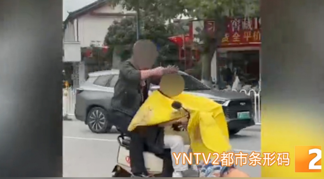 电动车上剪发吸引顾客？没想到……