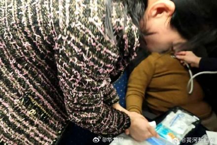 医者仁心！三名白衣天使高铁联手救人