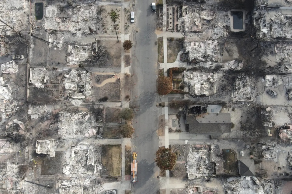 20亿美元彩票头奖得主，买洛杉矶山火中被烧毁的土地进行重建