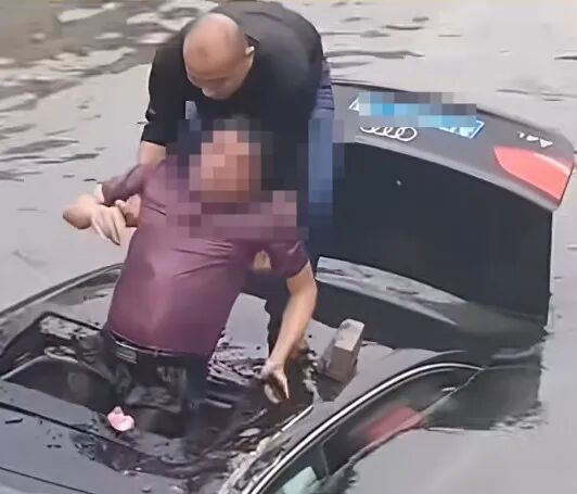 惊险瞬间！汽车坠河，陌生男子携石块跳河砸窗救人
