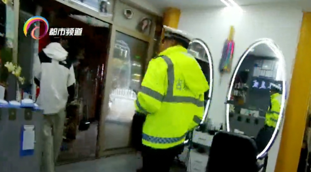 电动车上剪发吸引顾客？没想到……