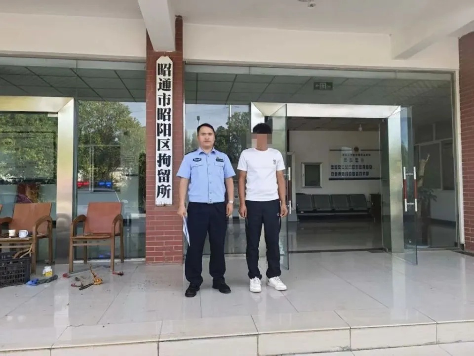 男子别停他人车辆后“亮警察证”！警方回应，结局令人舒适
