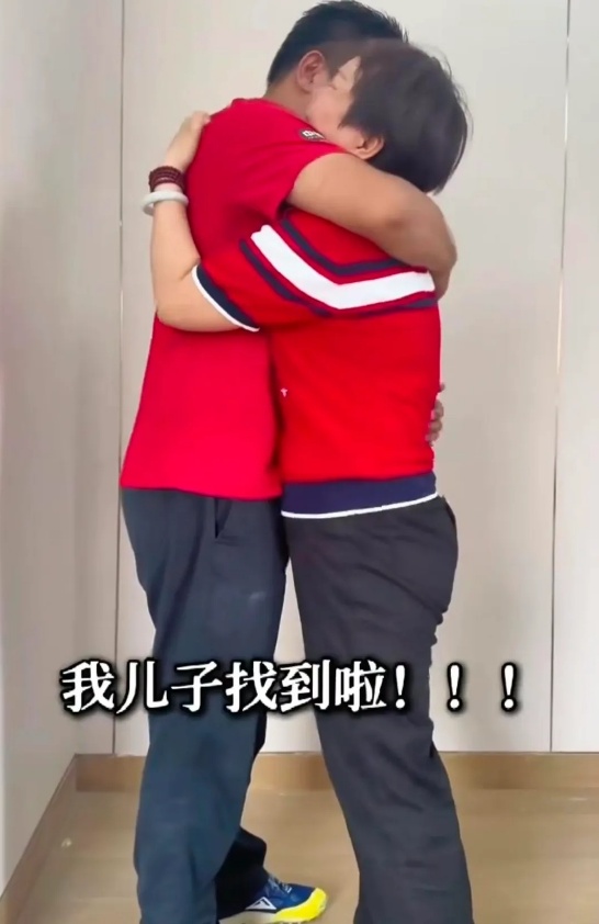 9个月男婴18年前家门口被面包车抢走！生母报喜：找到了，在上大学，又高又帅