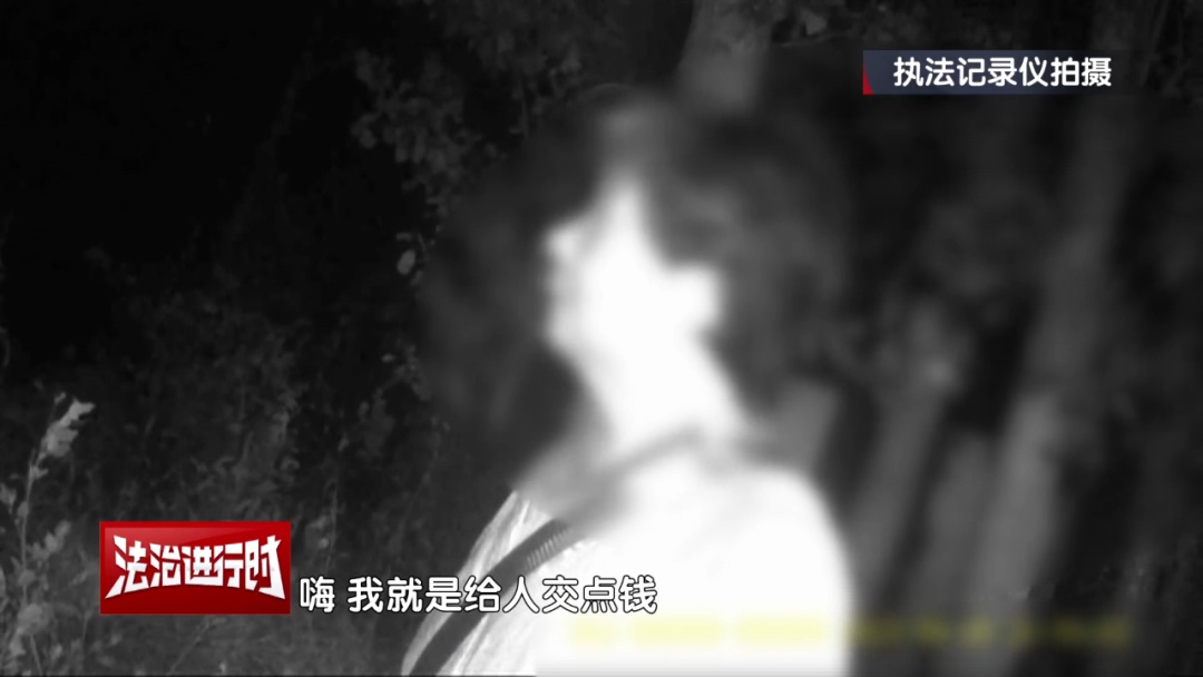 70岁老人深更半夜埋现金，网约车司机报警！