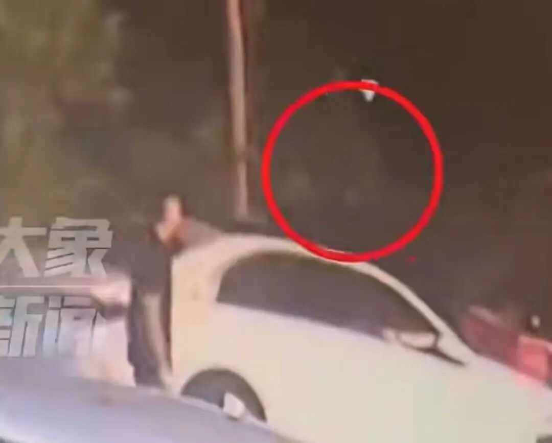 6人开奔驰车去餐厅吃饭，吃着吃着开始分头跑…