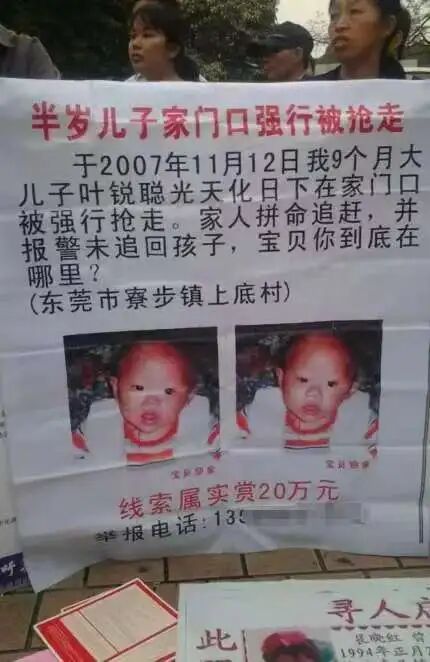 9个月男婴18年前家门口被面包车抢走！生母报喜：找到了，在上大学，又高又帅