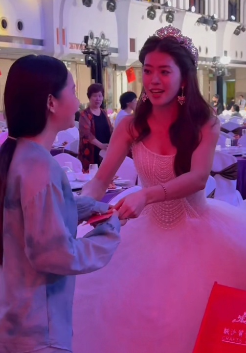 北方女子顺德参加婚礼，发现新人不收红包摸一下折角后返还，新娘：人来了我们就高兴