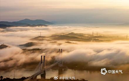 广西南宁雨后雾气朦胧 群山若隐若现