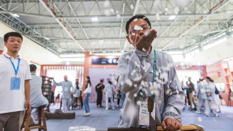 江西樟树：樟帮中药炮制技艺展演精彩上演