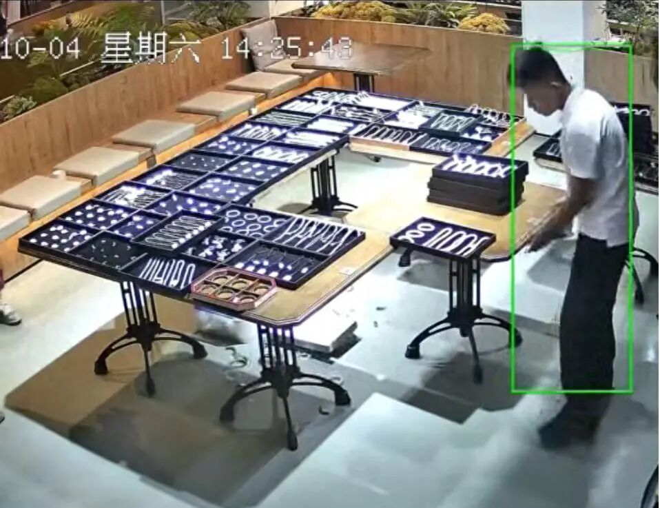 小伙打碎整盘玉镯，价值超百万！老板没要赔偿，知名男星出镜道歉