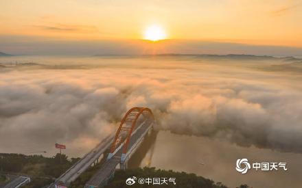 广西南宁雨后雾气朦胧 群山若隐若现