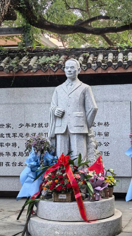 东风5C照片摆在吴石将军雕像前 致敬英烈! 东风5C照片摆在吴石将军雕像前 致敬英烈!