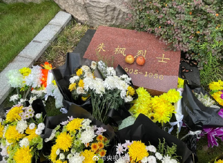 东风5C照片摆在吴石将军雕像前 致敬英烈! 东风5C照片摆在吴石将军雕像前 致敬英烈!