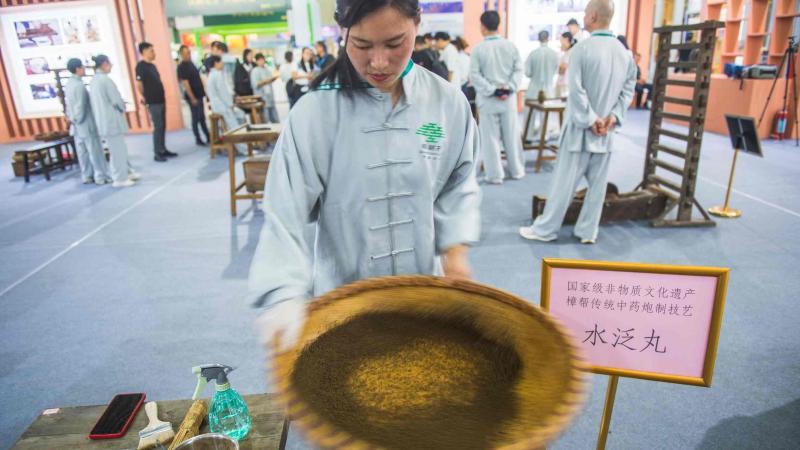 江西樟树：樟帮中药炮制技艺展演精彩上演
