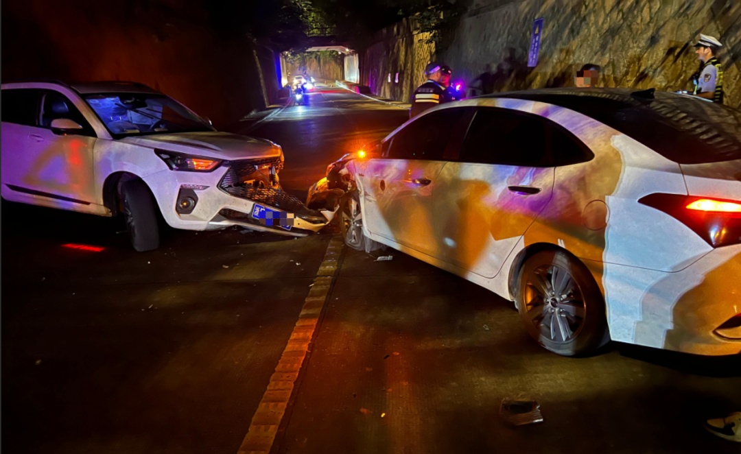 海宁一立交出口两车相撞,驾驶员一句话道出事故原因…… 海宁一立交出口两车相撞,驾驶员一句话道出事故原因……