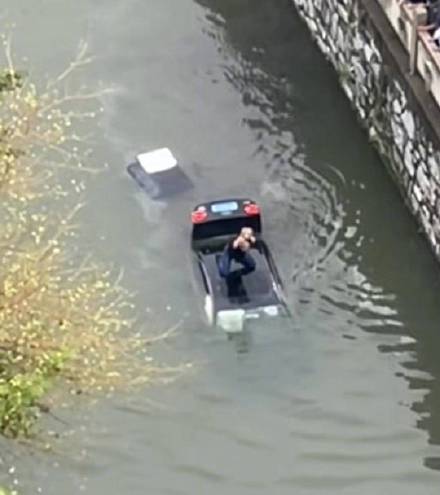 退役军人跳河砸窗救人动作利索