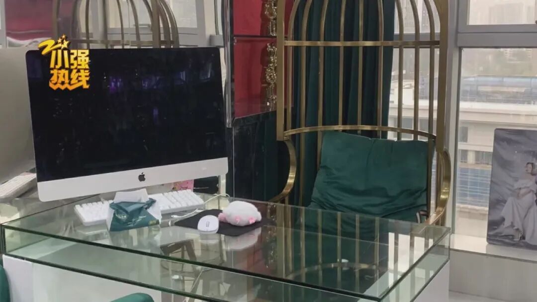 “被三个男的围着！” 19岁女大学生拍写真，选片选到哭，还搭上了自己的生活费