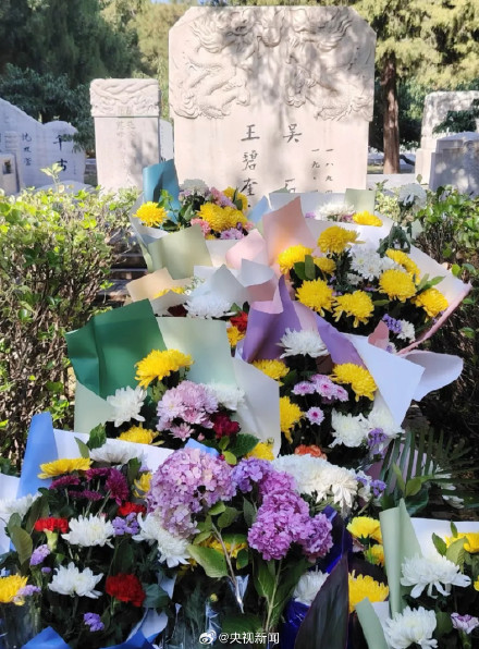 东风5C照片摆在吴石将军雕像前 致敬英烈! 东风5C照片摆在吴石将军雕像前 致敬英烈!