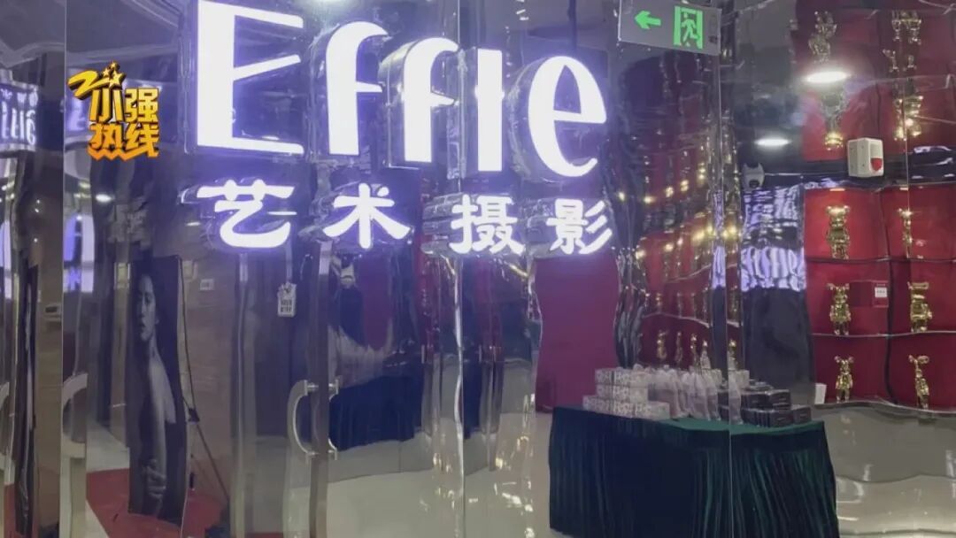 “被三个男的围着！” 19岁女大学生拍写真，选片选到哭，还搭上了自己的生活费