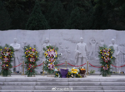 东风5C照片摆在吴石将军雕像前 致敬英烈! 东风5C照片摆在吴石将军雕像前 致敬英烈!