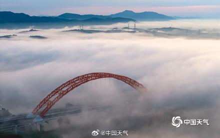 广西南宁雨后雾气朦胧 群山若隐若现