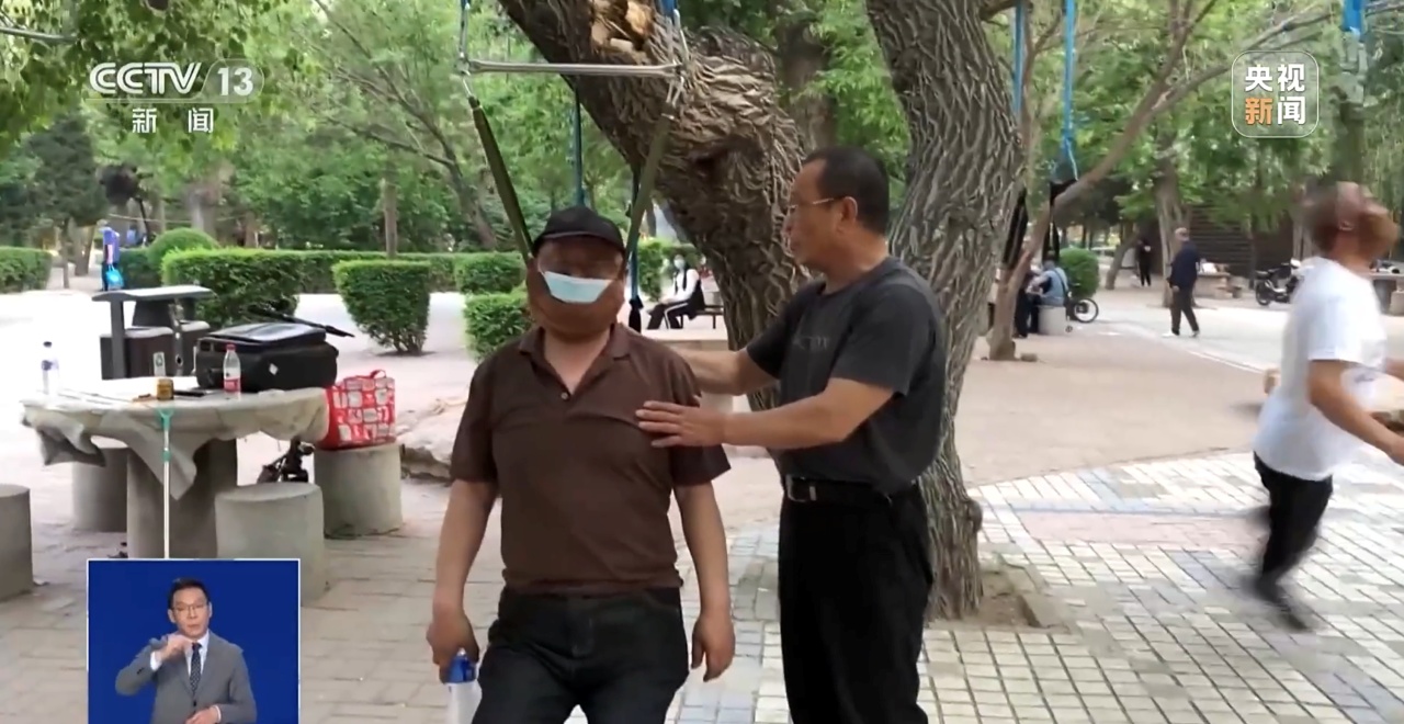 踩趾压板导致脚底溅血 当心盲目锻炼反伤身！