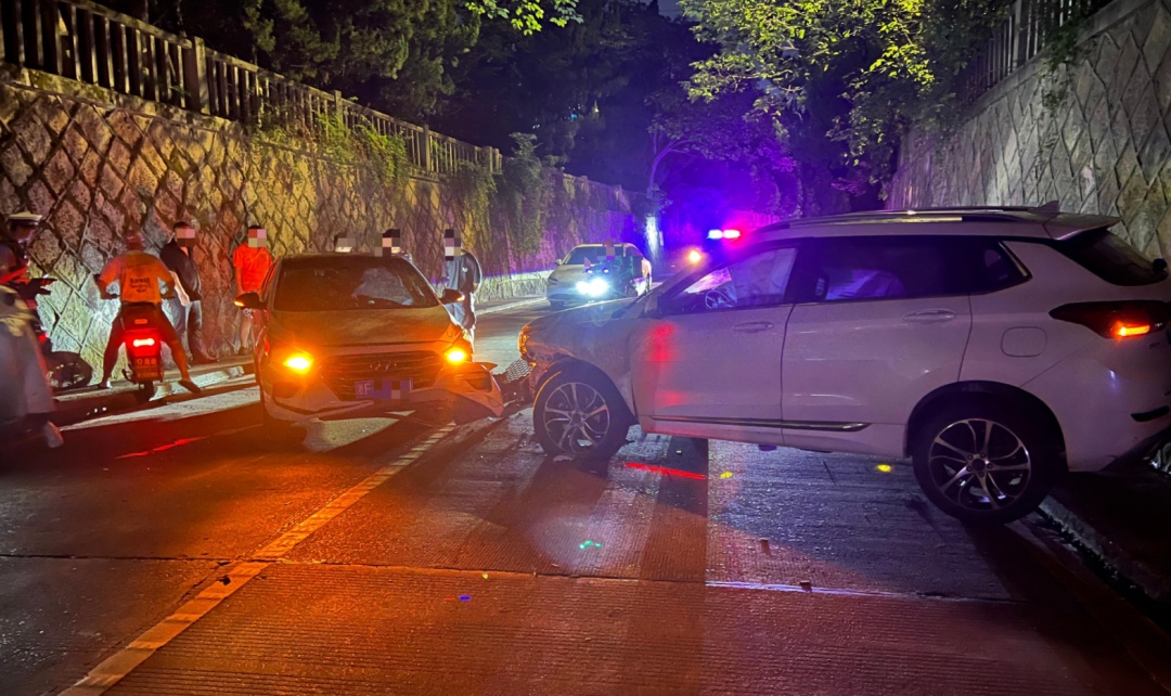 海宁一立交出口两车相撞,驾驶员一句话道出事故原因…… 海宁一立交出口两车相撞,驾驶员一句话道出事故原因……