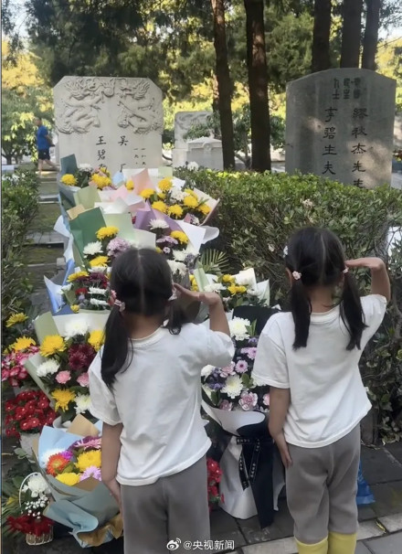 东风5C照片摆在吴石将军雕像前 致敬英烈! 东风5C照片摆在吴石将军雕像前 致敬英烈!