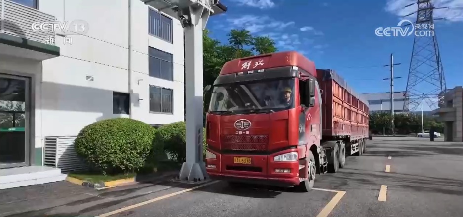 “白胖子”储粮、“AI全自动”入库 大国粮仓科技范儿十足