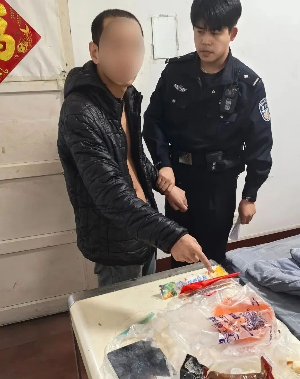烧烤、麻辣烫、汉堡来者不拒！民警上门时，他正啃着刚偷的炸鸡……