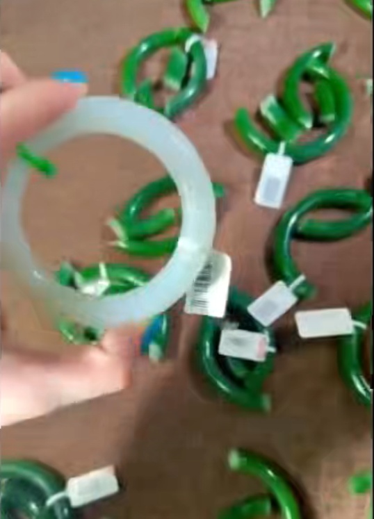 “这应该是全网最贵的声音！”价值百万玉手镯摔碎 当事人发声