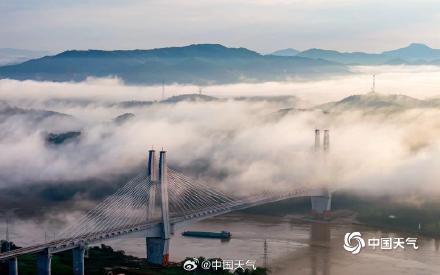 广西南宁雨后雾气朦胧 群山若隐若现