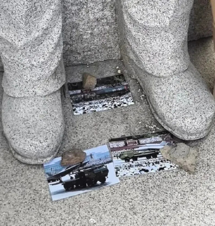 东风5C照片摆在吴石将军雕像前 致敬英烈! 东风5C照片摆在吴石将军雕像前 致敬英烈!