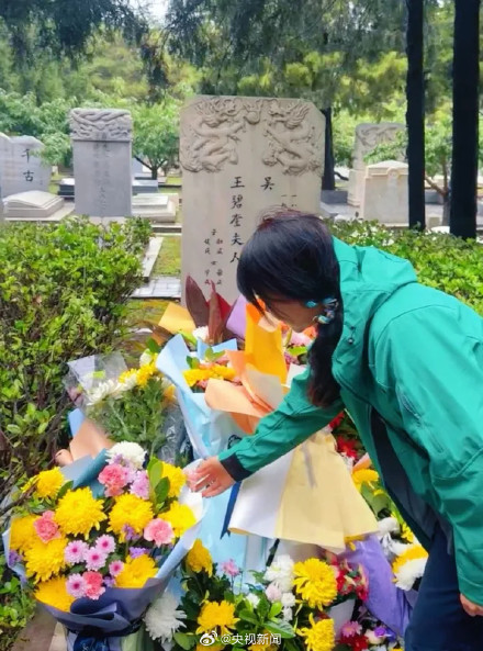 东风5C照片摆在吴石将军雕像前 致敬英烈! 东风5C照片摆在吴石将军雕像前 致敬英烈!