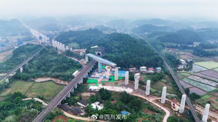 新进展！成达万高铁8500吨转体梁成功转体