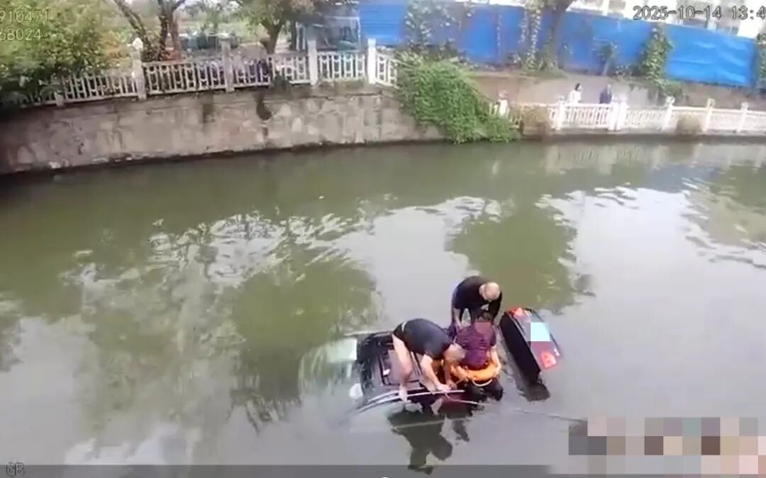 刻在骨子里的善良！惊险瞬间，他跳河砸窗救人