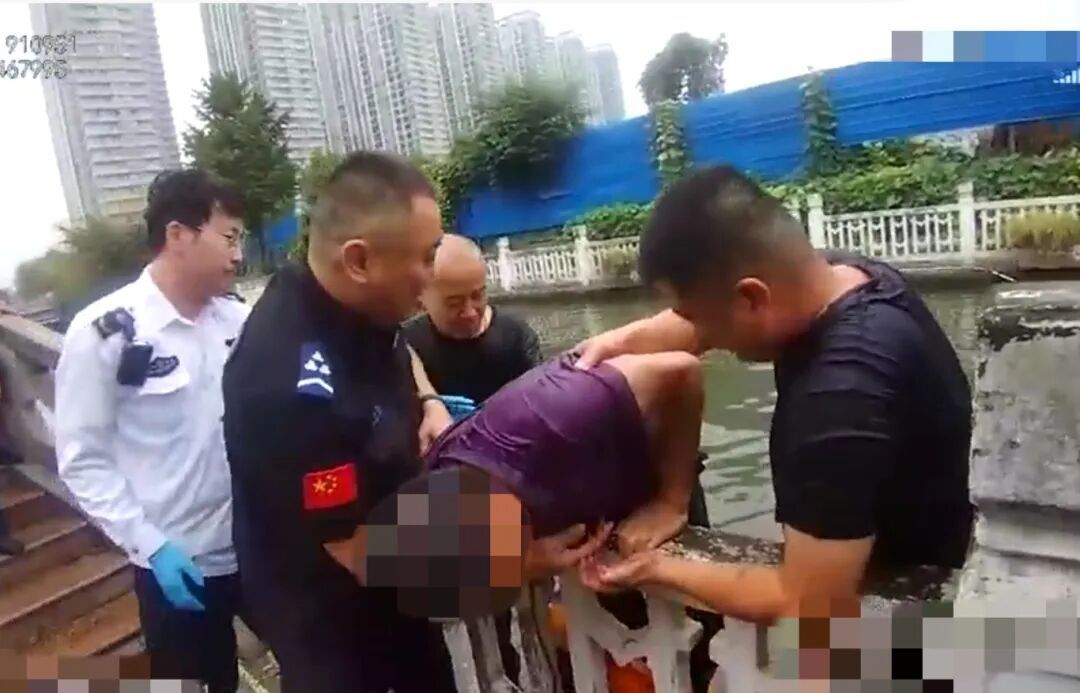 刻在骨子里的善良！惊险瞬间，他跳河砸窗救人